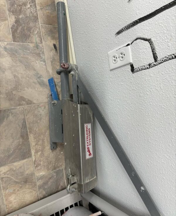 Bailey Wall Extruder(USED 2 YEARS OLD)