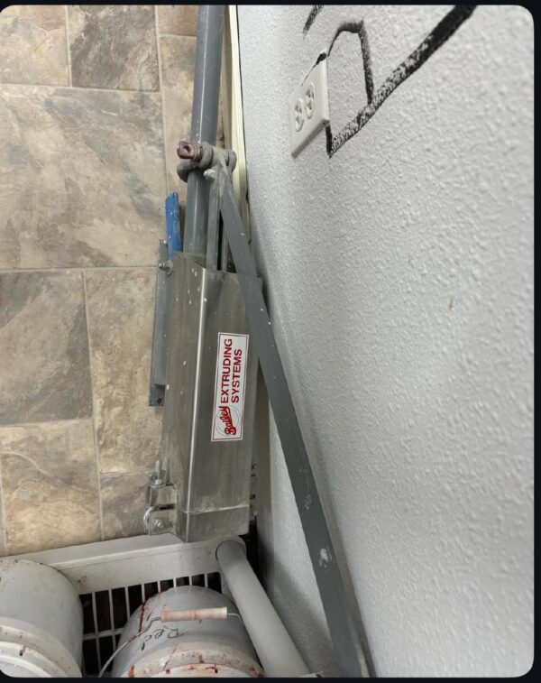 Bailey Wall Extruder(USED 2 YEARS OLD) - Image 3